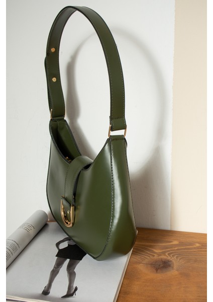 Kadın Toka Detaylı Şık Baget Çanta