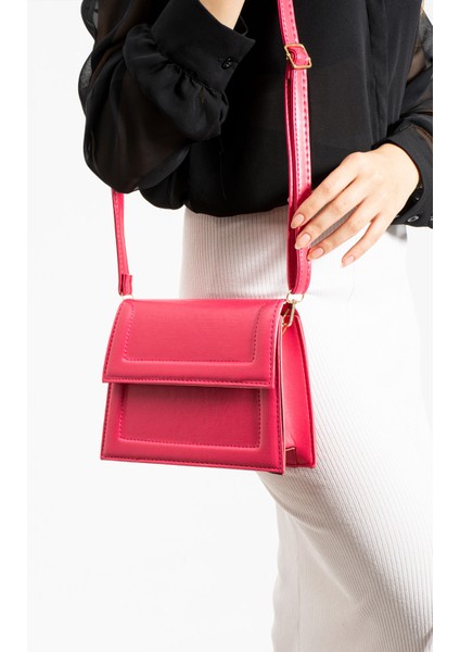 Kadın Çapraz Asmalı ve Elden Tutmalı Çanta fiyatları