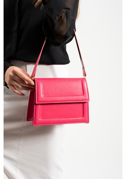 Kadın Çapraz Asmalı ve Elden Tutmalı Çanta modelleri