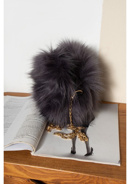 Yumuşak Dokunuş: Şık Tüylü Çanta Çapraz Askılı Zincirli Çanta