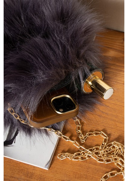 Yumuşak Dokunuş: Şık Tüylü Çanta Çapraz Askılı Zincirli Çanta