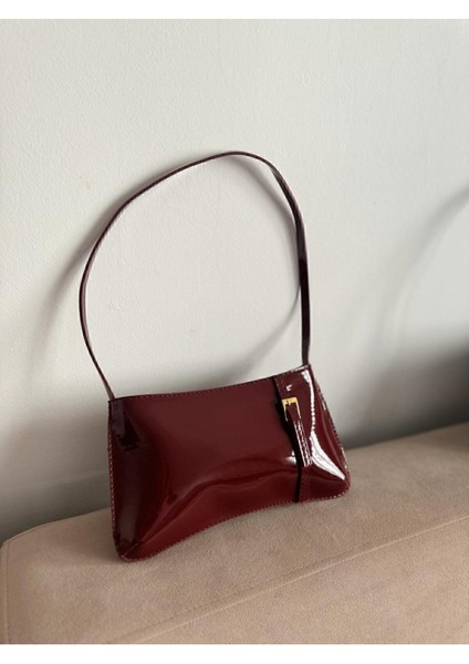 Kadın Bordo Rugan Retro Kemer Detaylı Geniş Iç Hacimli Omuz Çantası