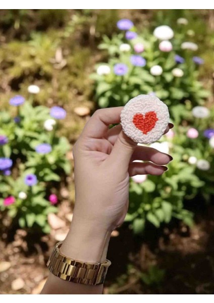 Kırmızı Kalp Desenli El Örgüsü Broş – El Emeği Aksesuar Modeli