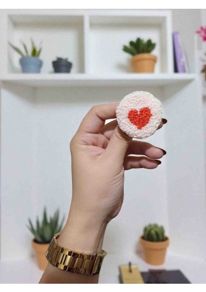 Kırmızı Kalp Desenli El Örgüsü Broş – El Emeği Aksesuar Modeli fiyatları