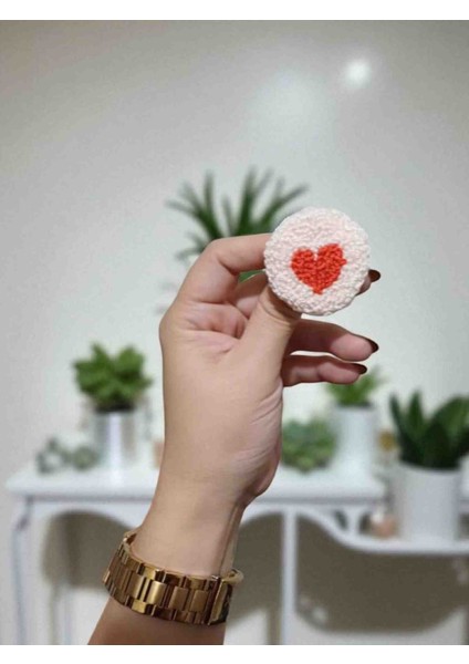 Kırmızı Kalp Desenli El Örgüsü Broş – El Emeği Aksesuar Modeli modelleri