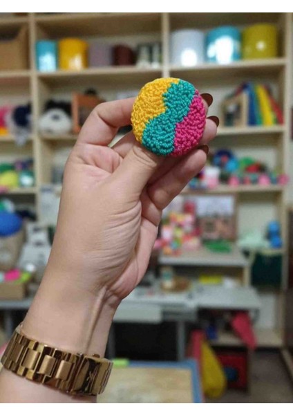 Renkli El Örgüsü Yuvarlak Broş – El Emeği Kadın