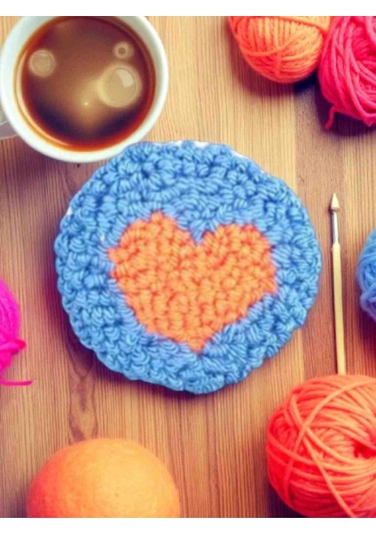 Mavi Zemin Üzerinde Turuncu Kalp Desenli El Örgüsü Broş – El Emeği Aksesuar Modeli