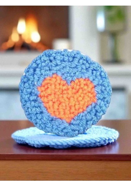 Mavi Zemin Üzerinde Turuncu Kalp Desenli El Örgüsü Broş – El Emeği Aksesuar Modeli fiyatları