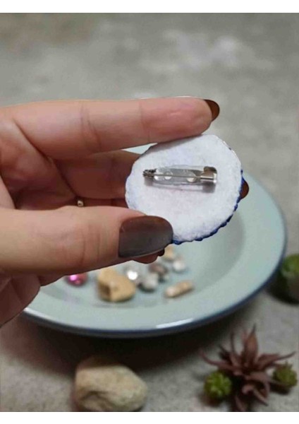 Mavi Zemin Üzerinde Turuncu Kalp Desenli El Örgüsü Broş – El Emeği Aksesuar Modeli modelleri