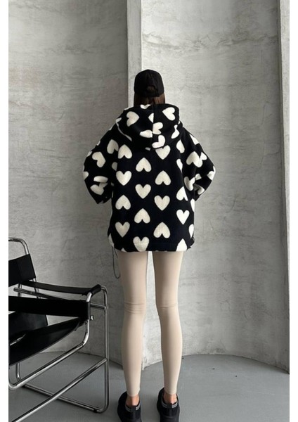 Kadın Siyah Beyaz Kapüşonlu Kalpli Peluş Mont Siyah / Standart