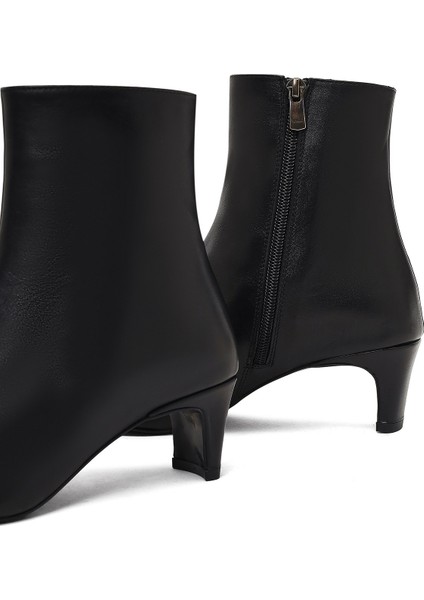 Kadın Siyah Fermuarlı Kalın Topuklu Deri Bot 25WFD186018