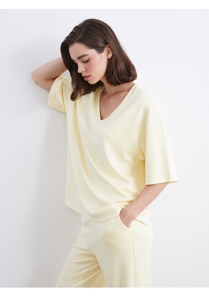 Yeni Sezon V Yaka Nakışlı Oversize Kadın Tişört