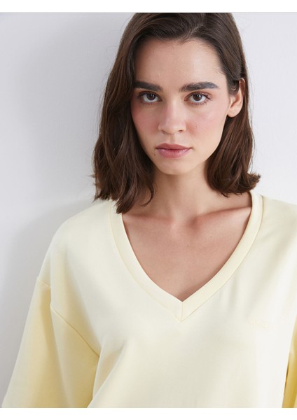 Yeni Sezon V Yaka Nakışlı Oversize Kadın Tişört modelleri