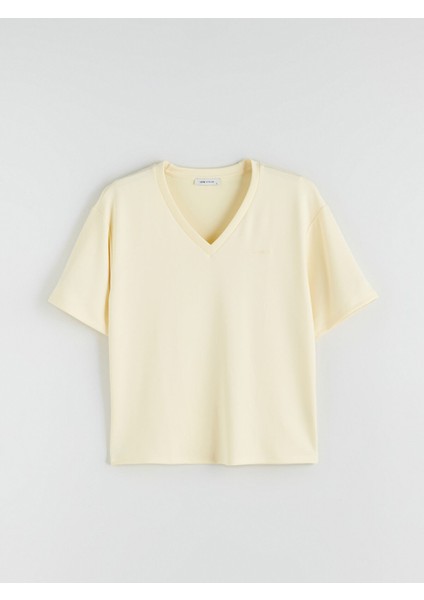 Yeni Sezon V Yaka Nakışlı Oversize Kadın Tişört indirimleri