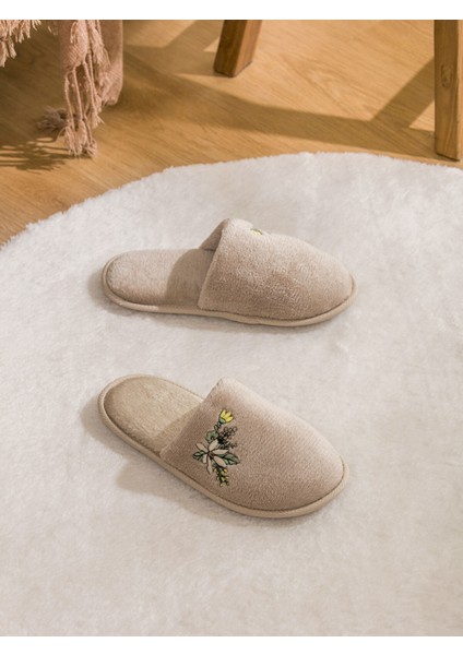 Yeni Sezon Çiçek Nakışlı Kadın Ev Terliği fiyatları