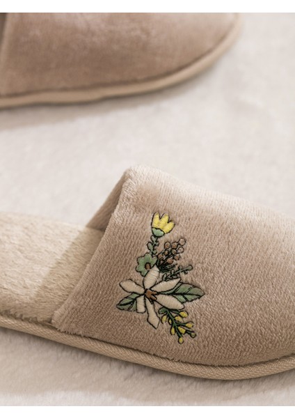 Yeni Sezon Çiçek Nakışlı Kadın Ev Terliği modelleri