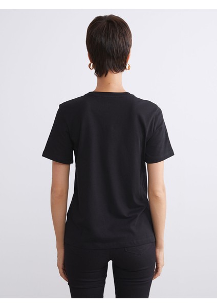 Yeni Sezon Bisiklet Yaka Metal Süs Detaylı Kadın Tişört fırsatları