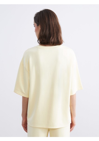 Yeni Sezon V Yaka Nakışlı Oversize Kadın Tişört fırsatları