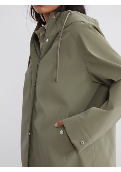 Yeni Sezon Kapüşonlu Oversize Deri Görünümlü Kadın Yağmurluk modelleri