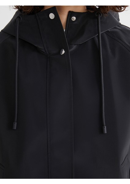 Yeni Sezon Kapüşonlu Oversize Deri Görünümlü Kadın Yağmurluk modelleri