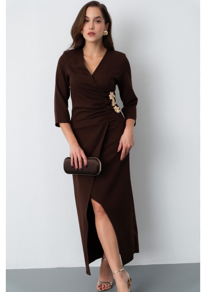 Kadın Kahverengi Kruvaze Yaka Aksesuar Detay Midi Elbise
