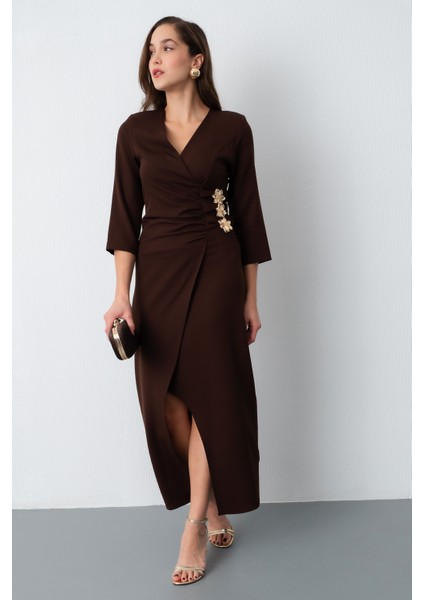 Kadın Kahverengi Kruvaze Yaka Aksesuar Detay Midi Elbise modelleri
