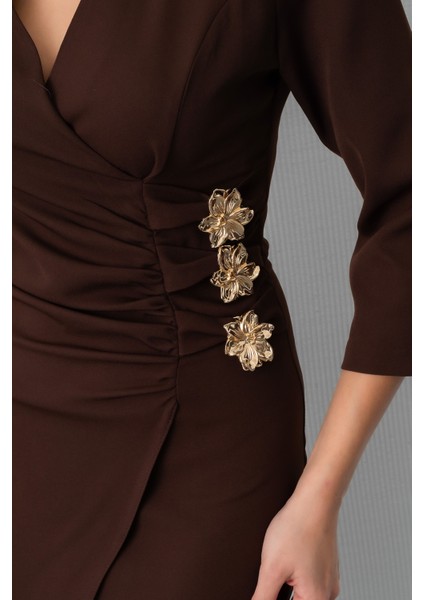 Kadın Kahverengi Kruvaze Yaka Aksesuar Detay Midi Elbise fırsatları