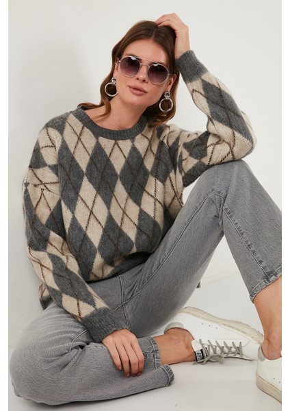 Oversize Fit Bisiklet Yaka Baklava Desenli Yumuşak Dokulu Kazak Bayan Kazak 4616223