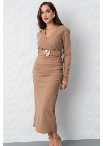 Kadın Bej Kemerli Büzgü Detay Uzun Elbise modelleri
