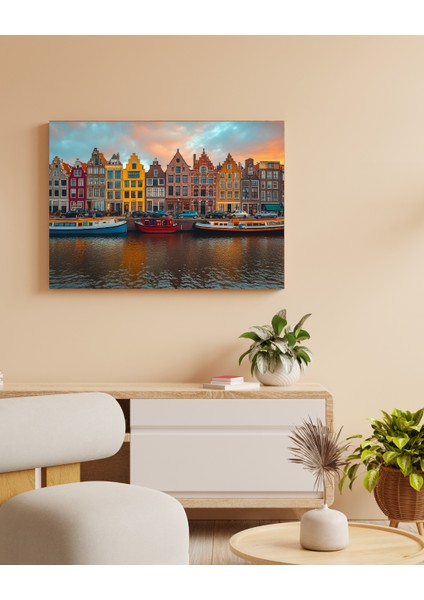 Kanalda Sıralanmış Amsterdam Evleri