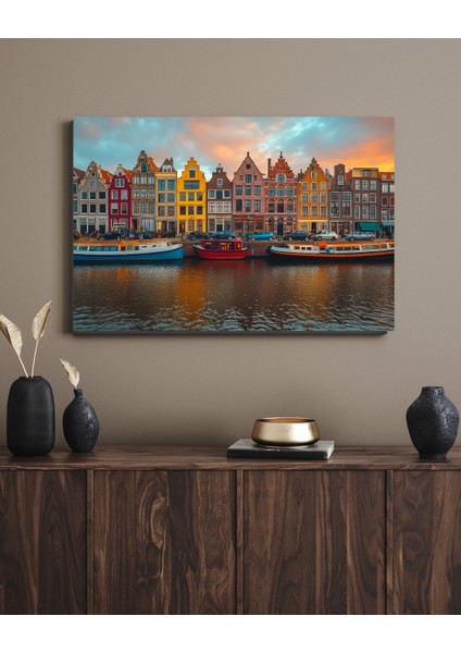 Kanalda Sıralanmış Amsterdam Evleri modelleri