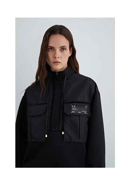 Etiket Detaylı Geniş Cep Bluz