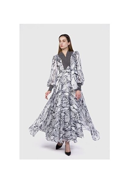Triko Detaylı Yılan Desenli Maxi Boy Şifon Gri Elbise