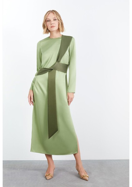 Kontrast Renkli Yandan Yırtmaçlı Midi Boy Haki Elbise