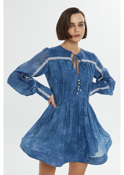 Dantel Aksesuarlı Mavi Kısa Elbise