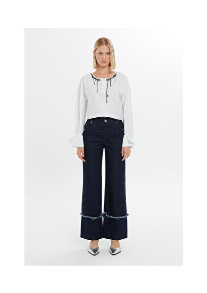 Yakası Boncuk ve Taş Detaylı Beyaz Bluz