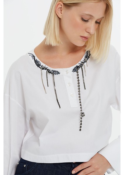 Yakası Boncuk ve Taş Detaylı Beyaz Bluz fırsatları