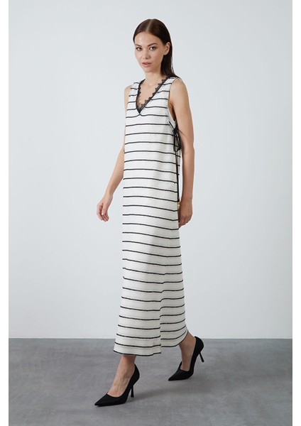 Yakası Dantelli Kolu Bağcıklı Uzun Çizgili Beyaz Elbise fiyatları