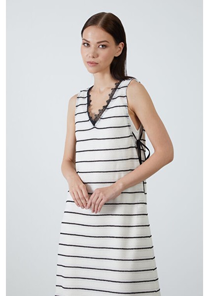 Yakası Dantelli Kolu Bağcıklı Uzun Çizgili Beyaz Elbise modelleri