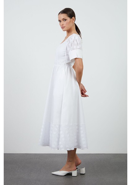 Kol Detaylı Bağucu Işlemeli Midi Boy Beyaz Elbise modelleri