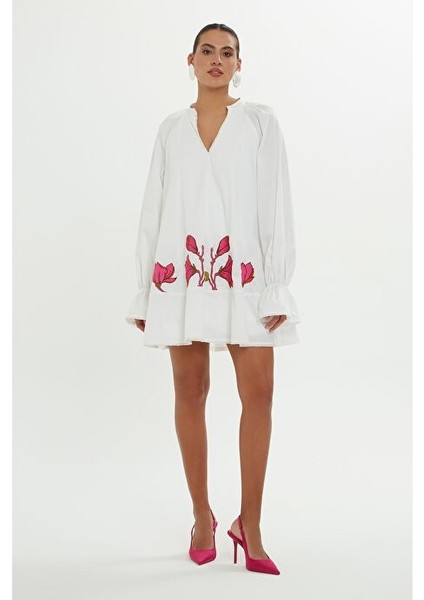 Kırmızı Nakışlı Beyaz Kısa Elbise