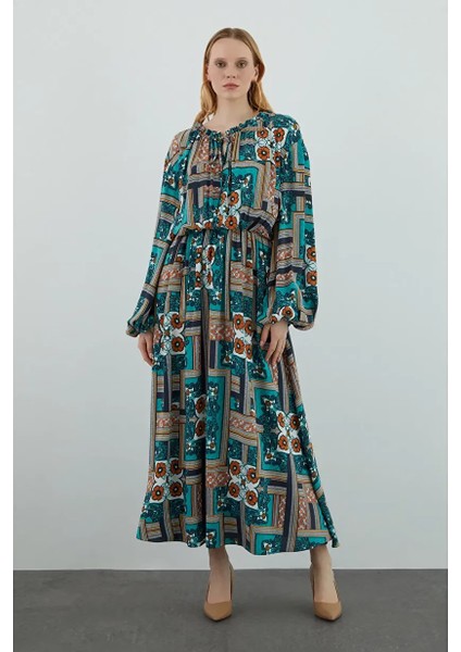 Yakası Fırfırlı Desenli Uzun Kloş Elbise