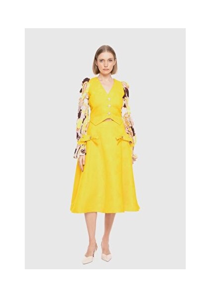 Kolları Çiçek Işlemeli Sarı Bluz