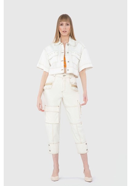 Nakış Detaylı Cepli Kısa Kollu Crop Beyaz Ceket