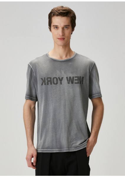 Koyu Gri Şehir Baskılı T-Shirt