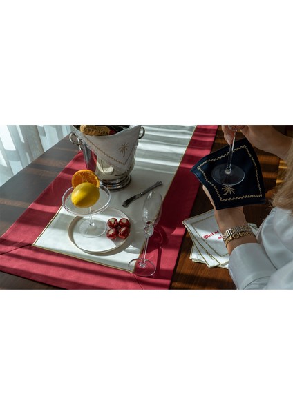 Bordeaux Whisper Bordo & Bej Kumaş Üzerine Altın Renk Işlemeli Runner 150X50 cm modelleri