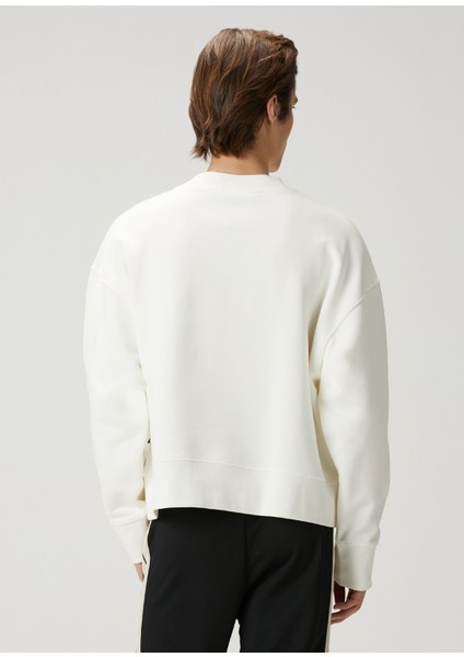 Beyaz Figür Detaylı Slogan Baskılı Sweatshirt fırsatları