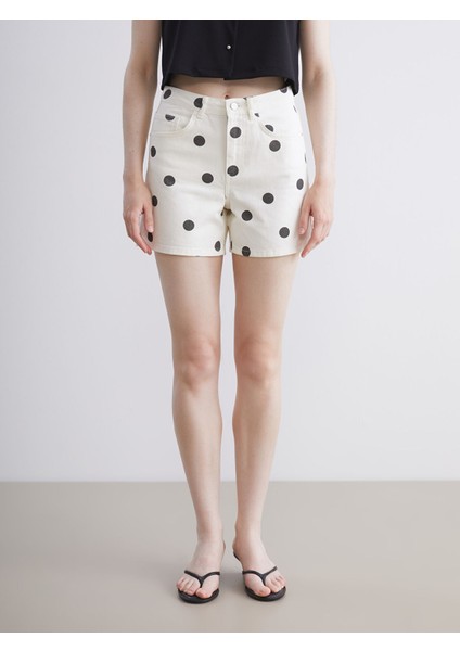 Yeni Sezon Standart Fit Puantiyeli Kadın Jean Şort fiyatları