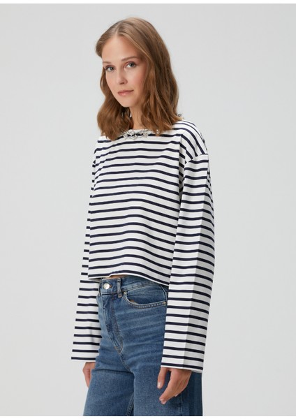 Lacivert Beyaz Taş Yaka Detaylı Crop T-Shirt modelleri