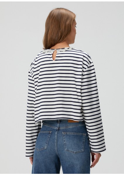 Lacivert Beyaz Taş Yaka Detaylı Crop T-Shirt fırsatları